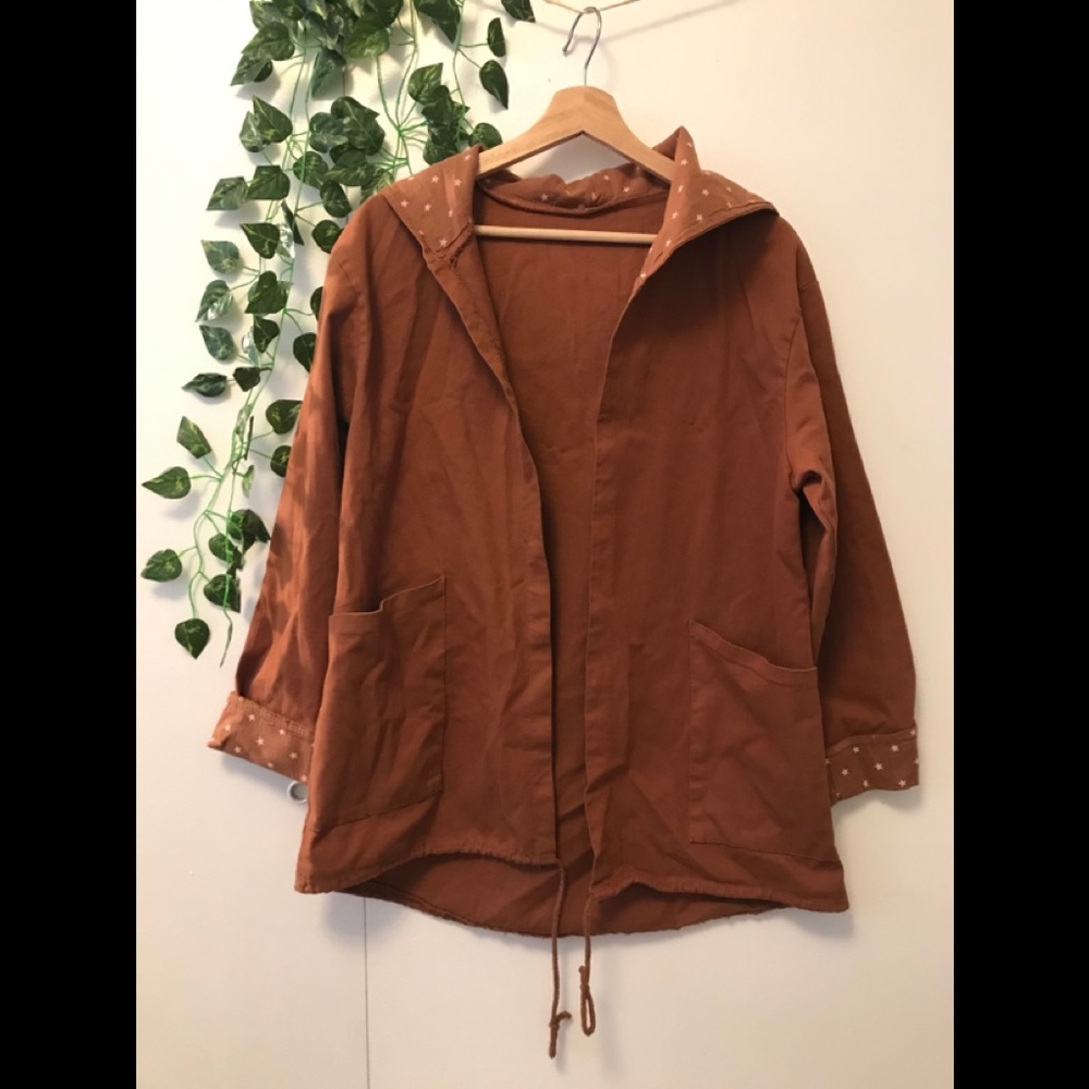 Rust hooded jacket with star-print lining